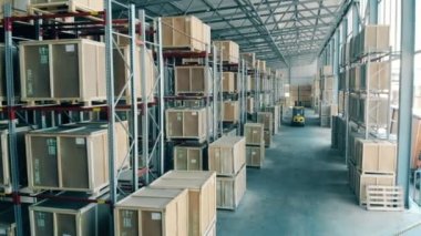 Büyük bir depo raflar ile.