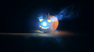 Korku içinde karanlık halloween kabak oyma. Mutlu halloween balkabağı kavramı.