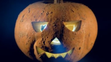 Yakın bir ışıklı halloween pumpkins yüz. Mutlu halloween balkabağı kavramı.