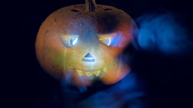 Cadılar Bayramı Balkabağı yüzeyinde yanıp sönen renkli ışıklar