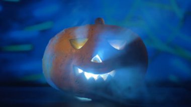 Bir partide sisli bulutlar parlak dekoratif kabak. Cadılar Bayramı Balkabağı karanlıkta.