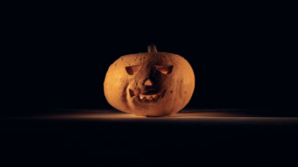 Gesneden halloween pompoen met kaarslicht in het. Halloween feest concept. — Stockvideo