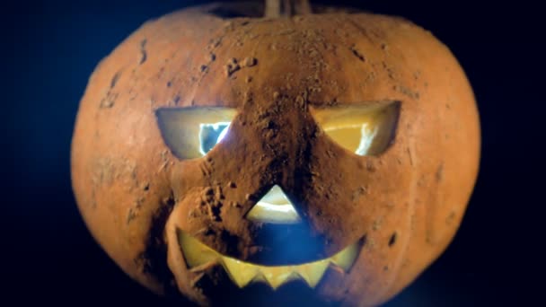 Закрыть освещенное лицо тыквы на Хэллоуин. Счастливой концепции тыквы на Хэллоуин . — стоковое видео