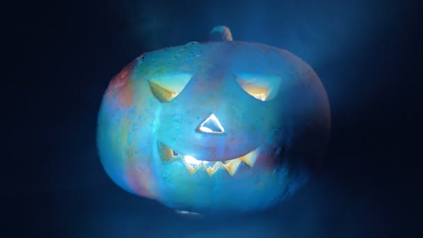 Abóbora de Halloween iluminada por dentro e por fora. Abóbora de Halloween no escuro . — Vídeo de Stock