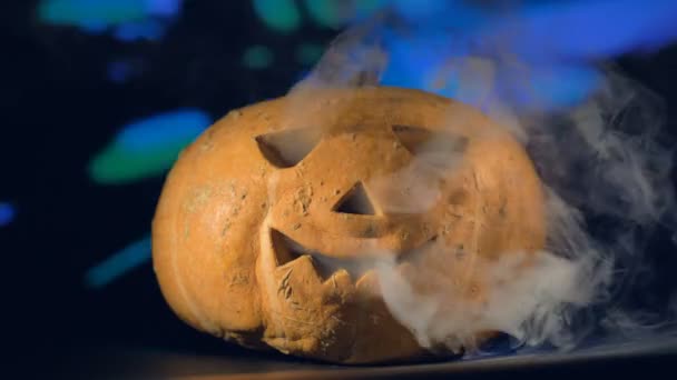 Abóbora do Dia das Bruxas a ejectar fumo. Abóbora de Halloween no escuro . — Vídeo de Stock