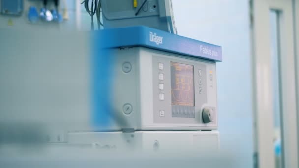 Anesthetic machine showing breathing signs of a patient — Stock Video