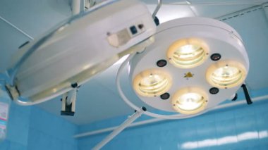 İki yuvarlak tavan altında cerrahi lambalar