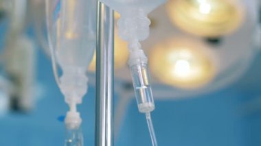 Bir hastane odasında bir damla şişe yakın çekim