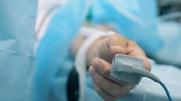 医用传感器附在人体手上的特写 — 图库视频影像