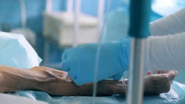 Tube est inséré dans le bras des patients par un médecin — Video