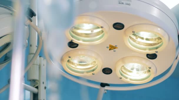 Ceiling of a hospital room with two surgical lamps on it — Stock Video