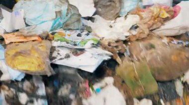 Çöp özel bir konteyner içine düşmek, yakın çekim.