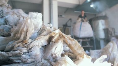 Bir kişi bir atıkları geri kazanım tesisi inşaat.