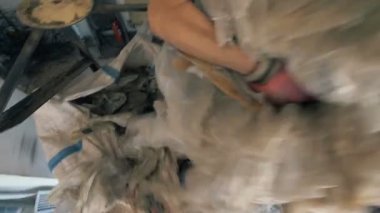 Bir adam kadar plastik, selofan yakın geri dönüşüme sokar.
