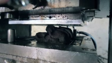 Presleme makinesi çalışır, yakın çekim.