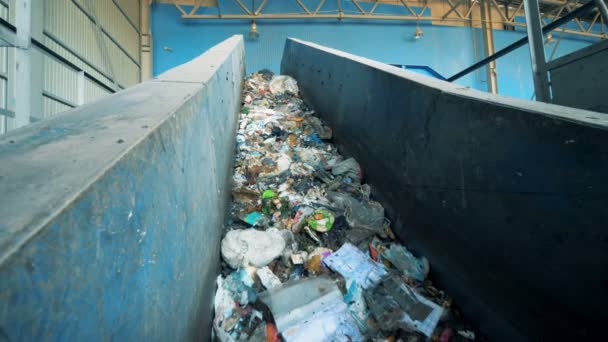 Domovního odpadu se pohybuje v řádku, zblízka. Spousta odpadu je na dopravník, stěhování. — Stock video