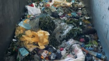 Bir satıra ev çöp çok yakın çekim. Fabrika çizgi çöp hareket dolu.
