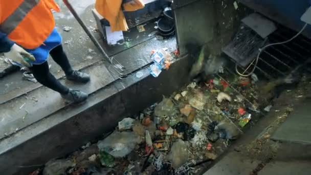 La basura cae sobre un transportador, vista superior. La basura se pone en una línea para la clasificación . — Vídeos de Stock