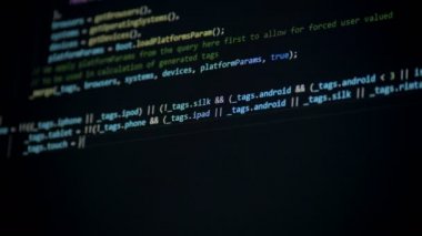Hacker bir program oluşturur, yakın çekim.