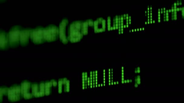 緑色の文字が、モニターに行くクローズ アップ. — ストック動画