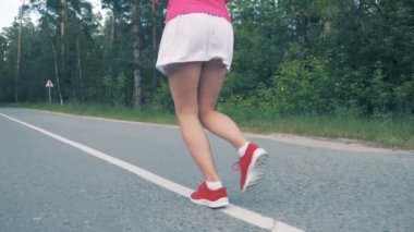 Kadının alt vücut çalışırken ağır çekim görüntüleri