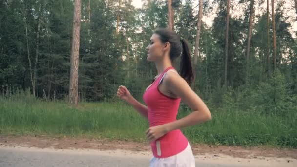 Karcsú, vonzó hölgy fut végig a sikátorba. Egészséges életmód fogalma. — Stock videók