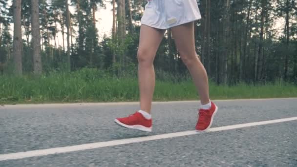 在跑步过程中, 年轻女人的下层身体的前视图。健康的生活方式概念. — 图库视频影像