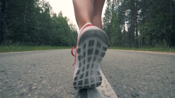 スニーカーの女性の足は、スローモーションで走り始めています。実行している健康的なスリムな若いスポーツ選手. — ストック動画