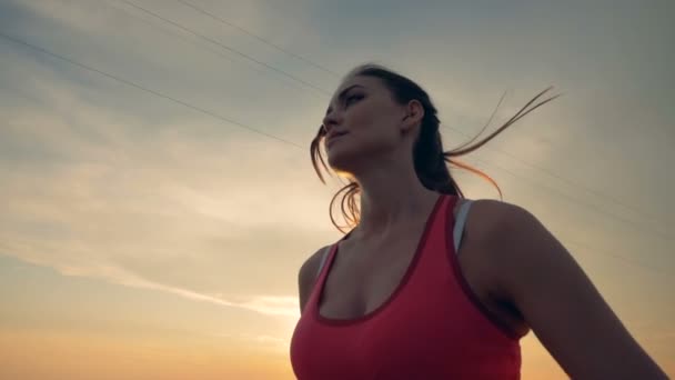 Parte superiore del corpo di una giovane donna magra durante la sessione di corsa in un primo piano — Video Stock