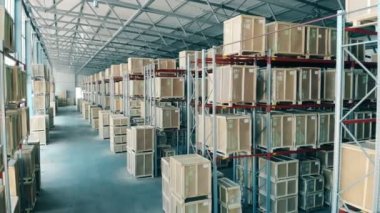 Geniş depo rafları ile.