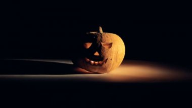 Cadılar Bayramı Balkabağı karanlıkta. Işık parlayan bir boş bırakmak gider jack-o-lantern tam karanlıkta