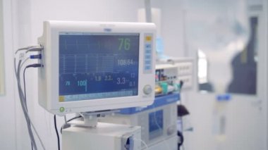 Vital bulguları tıbbi bir monitörde değerler değişiyor