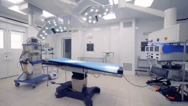 Bir cerrah ekipmanları tam bir set ile hastane tesis — Stok video