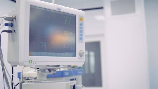Medizinischer Monitor Der Lebenswichtige Anzeichen Eines Patienten Zeigt — Stockvideo