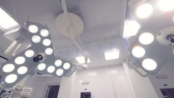 Хирургические лампы собирает врач. — стоковое видео