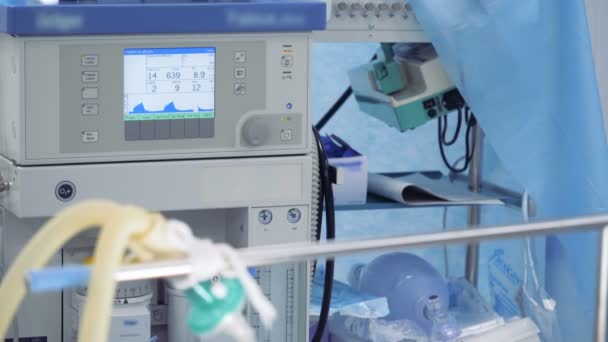 Conjunto de equipamentos médicos funcionais em uma sala de cirurgia — Vídeo de Stock