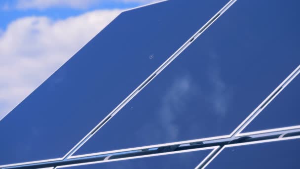 Bulutlar yansıtan güneş platformlar yüzeyine yakın çekim — Stok video