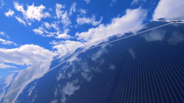 Blauer Himmel spiegelt sich in einer vertikalen Sonnenplattform — Stockvideo