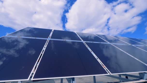 Solar battery konstruktion fungerar på ett tak — Stockvideo