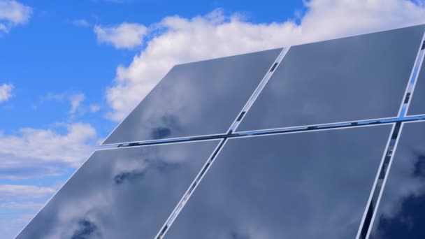 Parte de una matriz solar situada al aire libre es reflejar las nubes — Vídeos de Stock