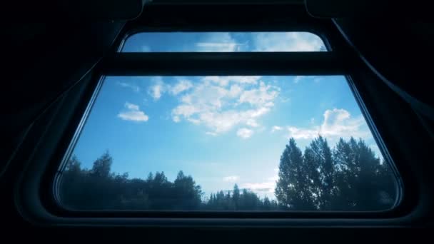 Trenler koç hareketli bir pencereden gördüm yatay. Tren kavramı ile seyahat. — Stok video