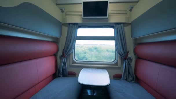 Amplia vista angular de un coupé de un tren en movimiento. Concepto de viaje ferroviario . — Vídeo de stock