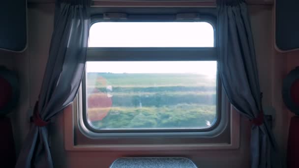 На улице снимают пейзаж через окно автобуса купе — стоковое видео