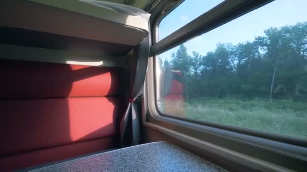 Zijaanzicht van een interieur van een coupe coach in een rijdende trein. Reizen per trein concept. — Stockvideo