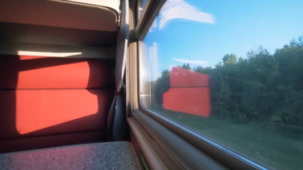 Podróż pociągiem koncepcja. Połowę pociągu kabiny z oknem pokazano widok z boku — Wideo stockowe