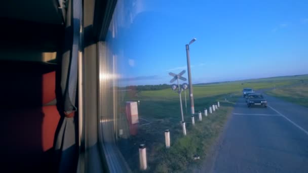 Bewegen in de cabine van de trein over de velden. Reizen per trein concept. — Stockvideo