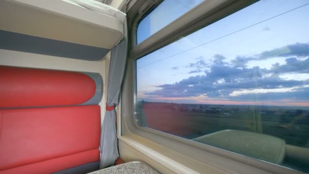 Twilight scenery gefilmd door het raam van een coupe-coach. Snelheid trein interieur. — Stockvideo
