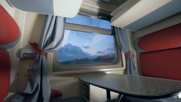 Vista generale di una cabina di treni al crepuscolo. Viaggiare in treno. Concetto di viaggio ferroviario . — Video Stock