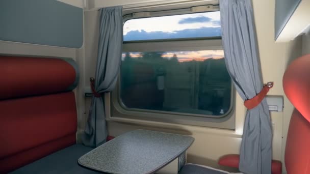 Bir coupe kabin iç gösterilen hareket işlem tren. Hız treni iç. — Stok video