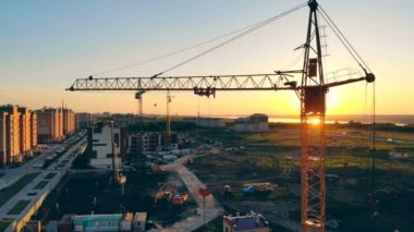 İnşaat alanına ve bir gün batımı. Hava.